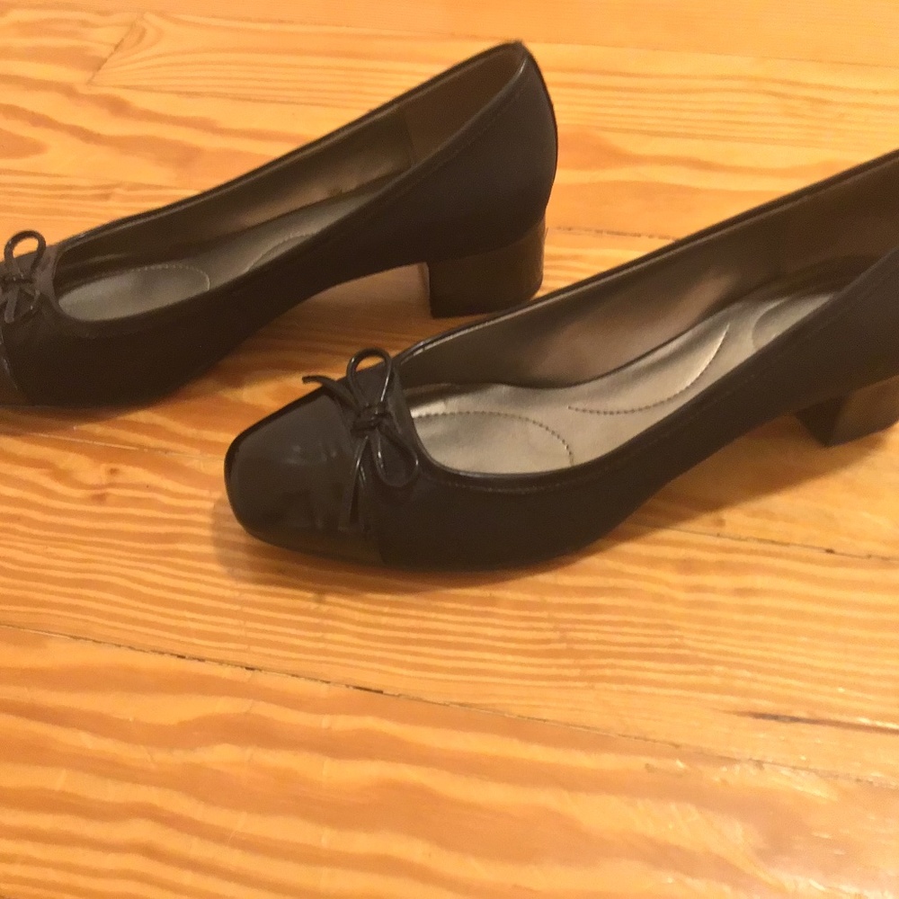 Bandolino Black Pumps - Suede with Patent Toe - Size 8M - Never Worn - Picture 2 of 7